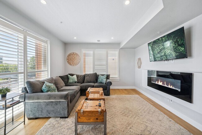 Foto del edificio - Modern 3BD, 3.5BA Townhome in Sloan's Lake...