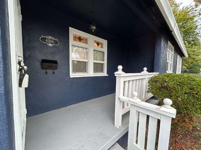 Foto del edificio - Cute 2 bedroom 1 bath in Tahoe Park Sacram...