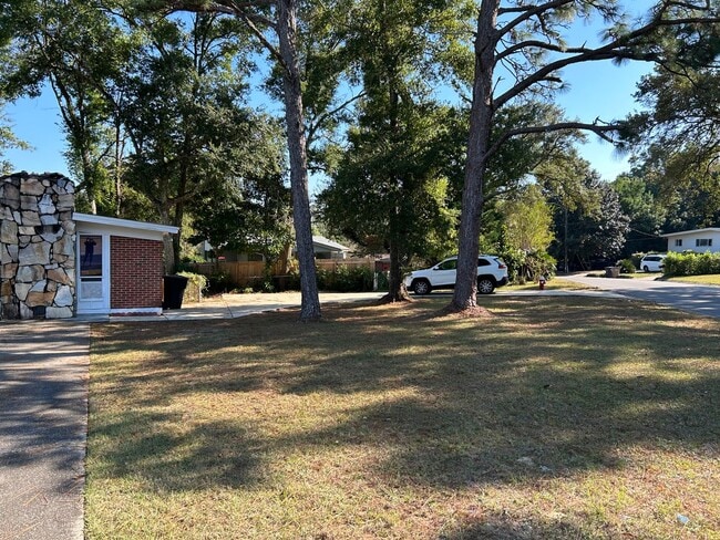 Building Photo - 4BR/3BA located close to Sacred Heart Hosp...