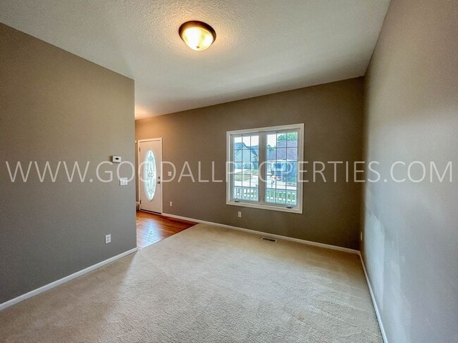Building Photo - 3 Bedroom Single-Family home in West Des Moines with a fully fenced in yard!