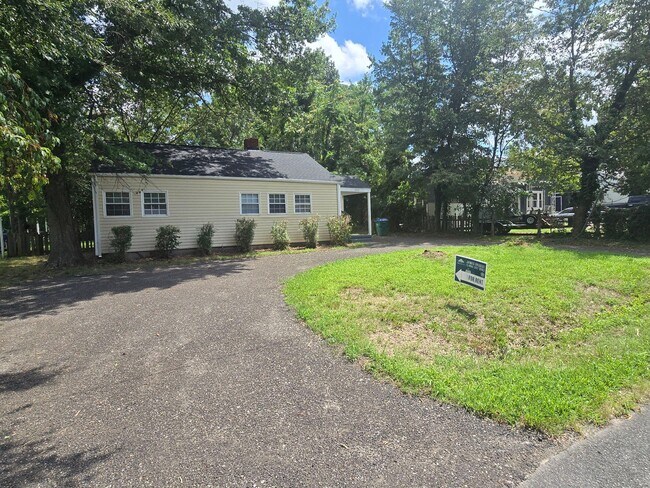 Building Photo - 1025 Bradley Ln