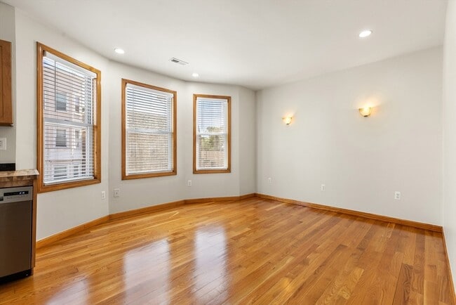 Building Photo - 609-611-611 Dorchester Ave