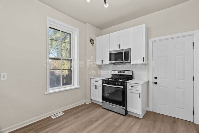 Foto del edificio - 3915 Russell Blvd