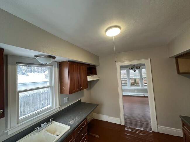 Foto del edificio - 3 Bedroom | 1 Bathroom | $1,700