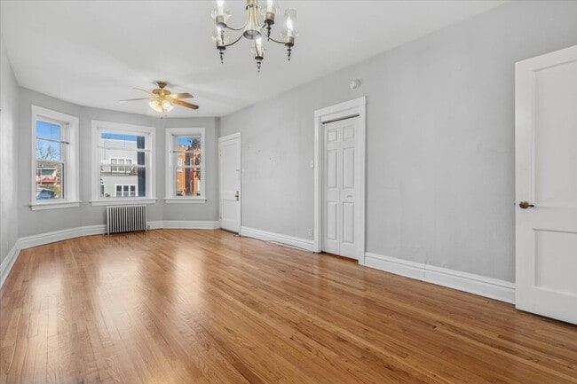 Foto del edificio - 5033 W Cullom Ave