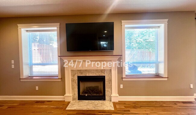 Building Photo - Large 4BD I 2.5BA Home - West Linn! $300 R...