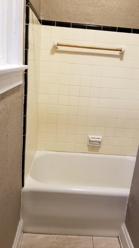 tub/shower - 3024 Montana Ave