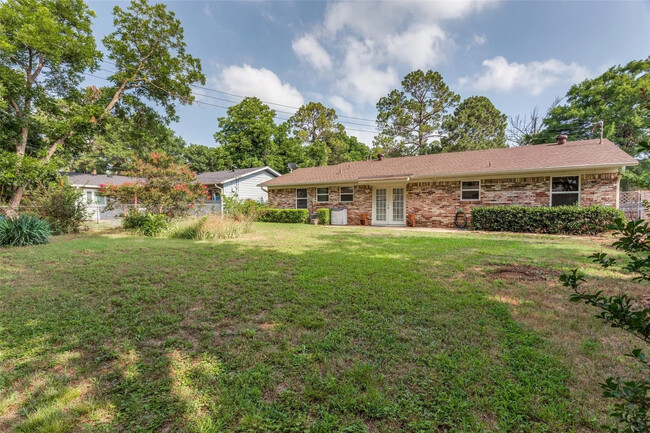 Building Photo - Room in House on Hackberry Dr