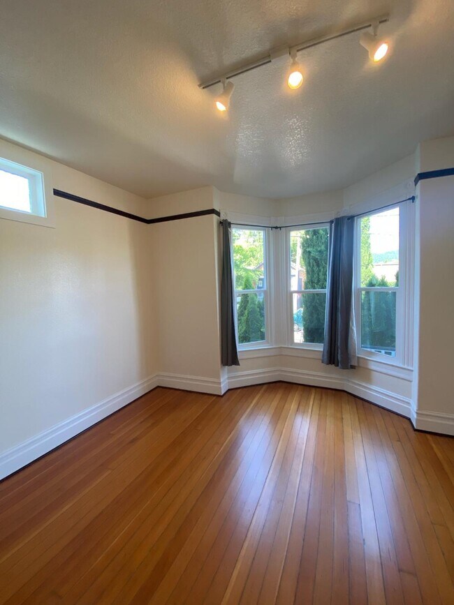 Sala de estar luminosa - 1724 NW 24th Ave
