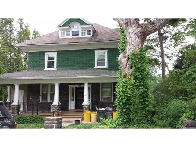 426 N. Essex, 2.º piso - 426 N Essex Ave