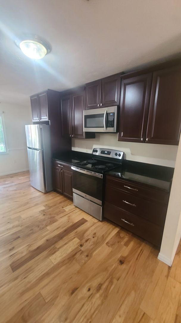 Foto del edificio - Beautiful 4 bedroom home with large fenced...