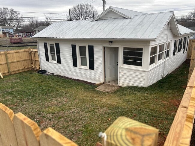 Building Photo - 2 bedroom 1 bath located in the heart of G...