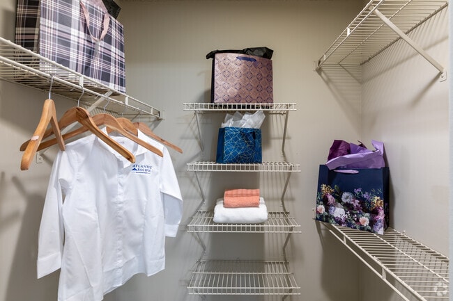 1BR, 1BA - 870SF, Walk-in Closet - Windmont Pointe