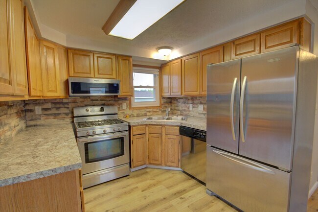 Building Photo - 3 bed home