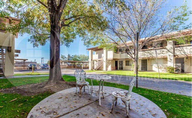 Foto del edificio - 8824 North 8th St
