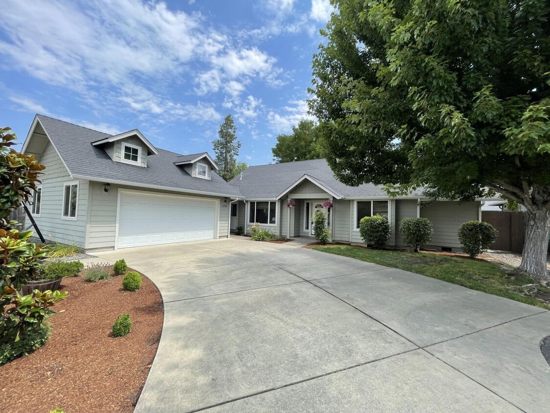 Primary Photo - Single Family Home Located in Cul-de-sac