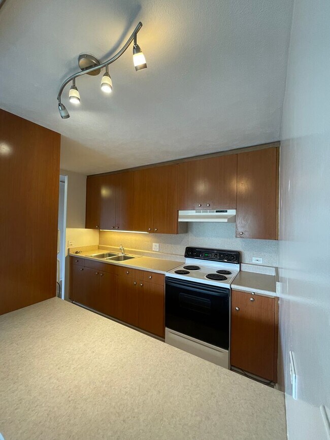 Building Photo - 11th Floor, Queen Emma Garden Unit with Downtown and Mountain Views.