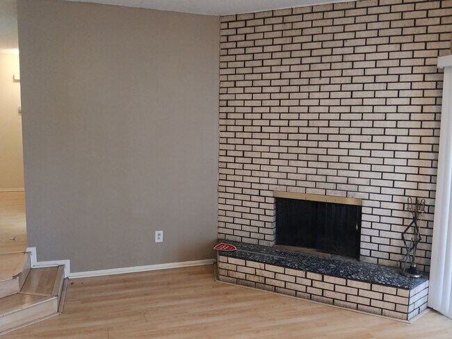 Foto del edificio - Cozy 4-bedroom, 2-bathroom home! SHOWINGS ...