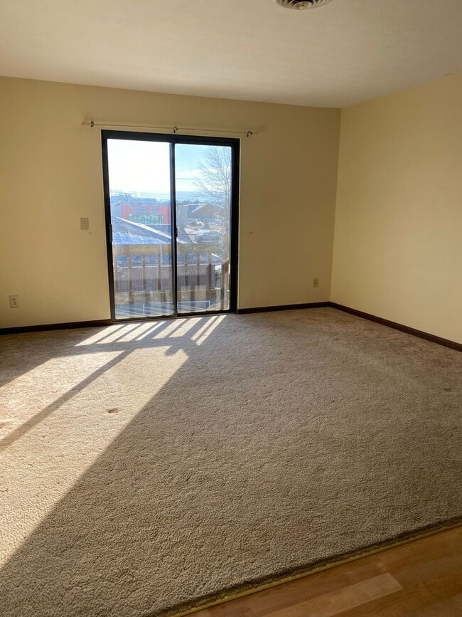 Building Photo - 2 Bed, 1 Bath Apartment