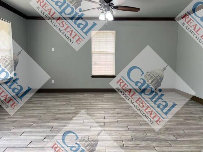 Building Photo - Spacious 3 Bedroom