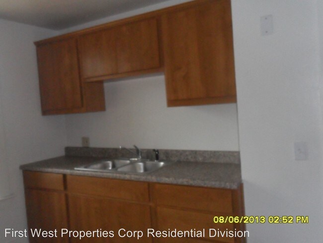 Building Photo - 3 br, 1.5 bath House - 959 E 13th St.