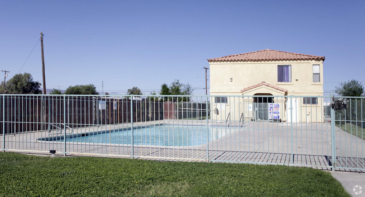 Piscina - Villa Adelanto Apartments