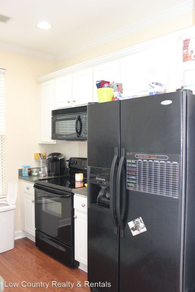 Building Photo - 3 br, 2.5 bath House - 4 Winterberry Lane