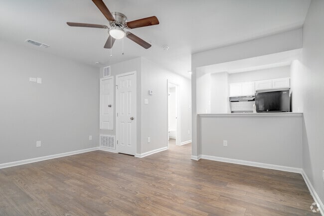 1BR, 1BA - 544SF - Living Room - Forest Oaks