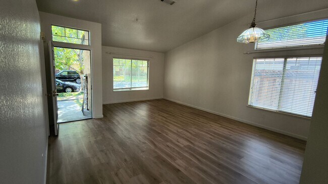 Foto del edificio - Brand New Flooring and FRESH Paint - SPACIOUS 3 BEDROOM HOUSE IN LIVERMORE!!!
