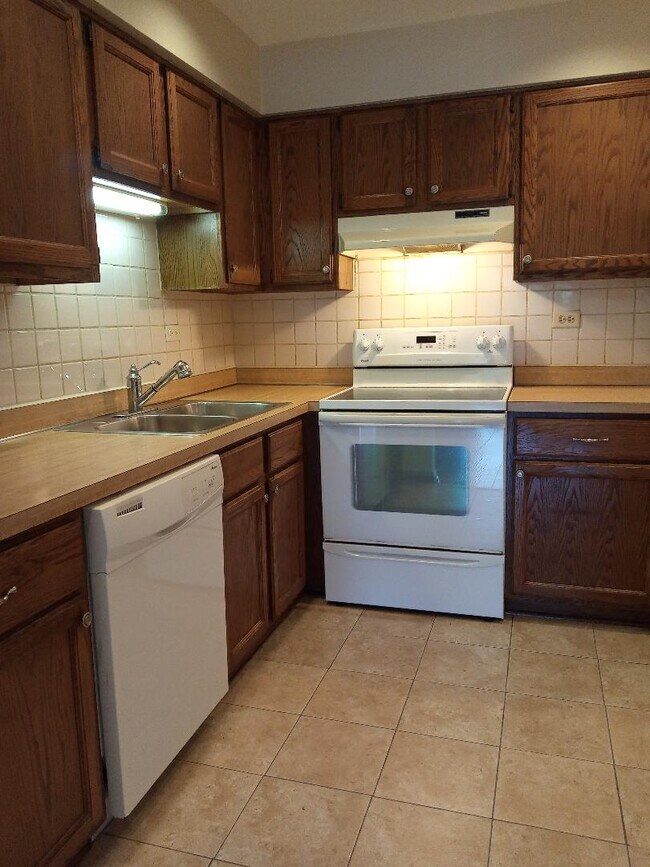 Foto del edificio - 1207 Whispering Hills Ct