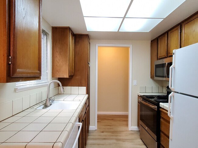 Foto del edificio - Spacious Downstairs Condo, New Wood Floori...