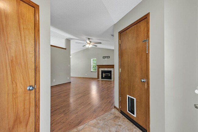 Building Photo - 304 Gaston Ct
