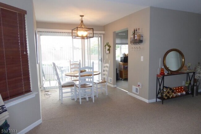 Building Photo - 52 Foxwood Ct