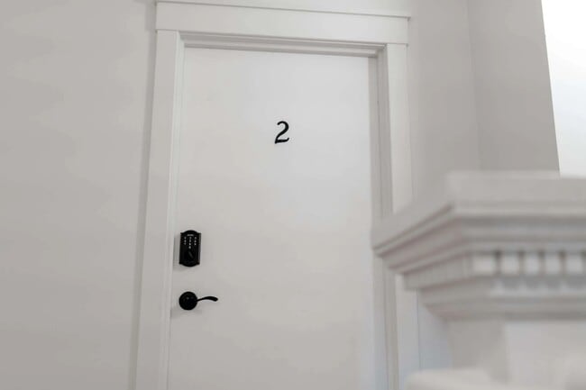 Building Photo - 208 Clarence St