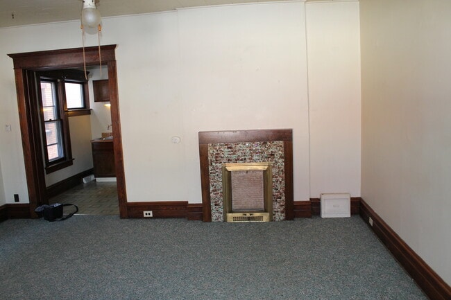 Building Photo - 453 W 8th St