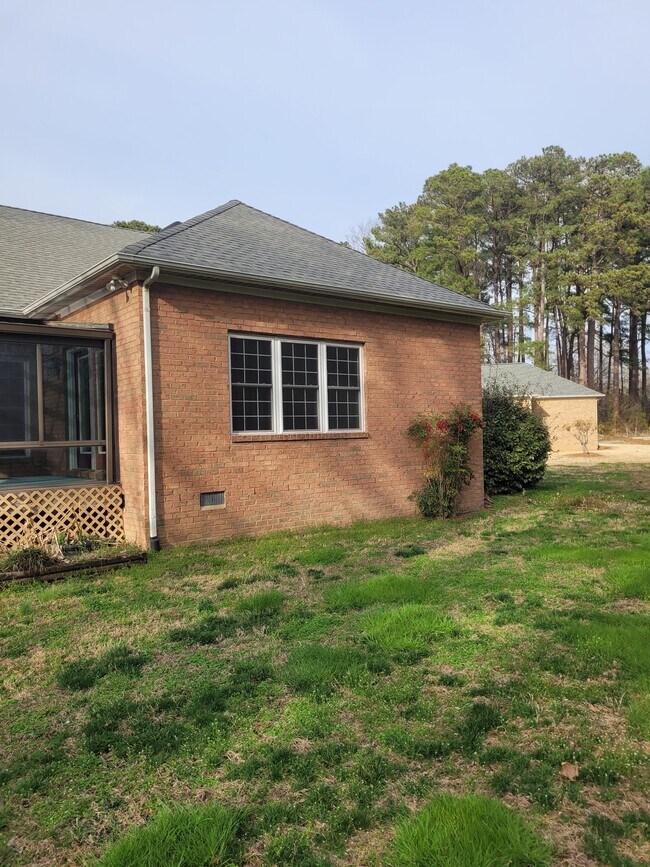 Building Photo - 147 Sir Guy Dr