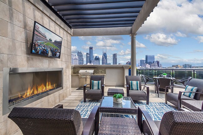Salón en la azotea con chimenea al aire libre, parrilla y vistas increíbles del centro de la ciudad. - 2700 Charlotte Ave Apartments