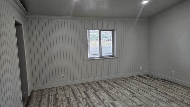 Building Photo - 1180 S Cove View Rd