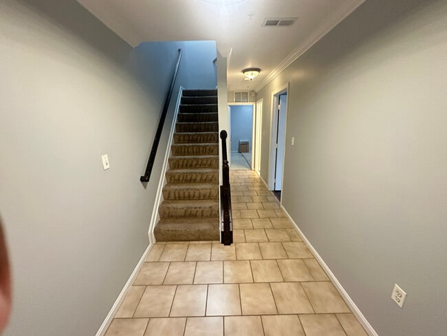 Building Photo - 814 Hr Dr SE