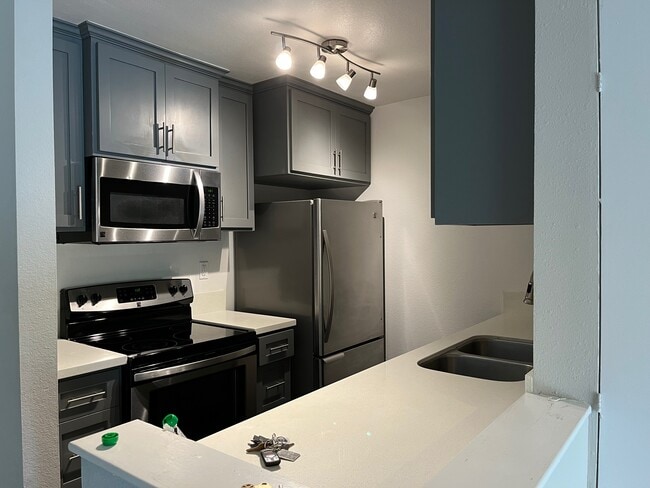 Building Photo - 5208 Raintree Cir