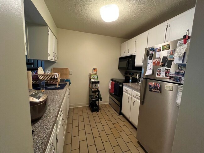 Kitchen - 183 Loomis Dr