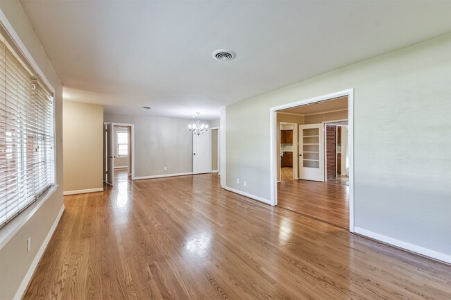 Foto del edificio - 5231 Willowbend Blvd