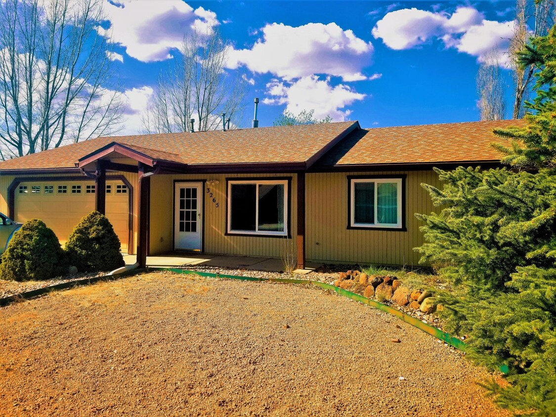 Primary Photo - 4 Bed, 2 Bath in CHESHIRE!! Amazing Peak V...