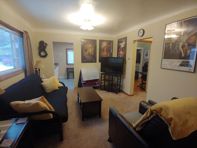 Building Photo - AVAILABLE JUNE 1ST - 2 BED 1 BATH NEAR CAMPUS