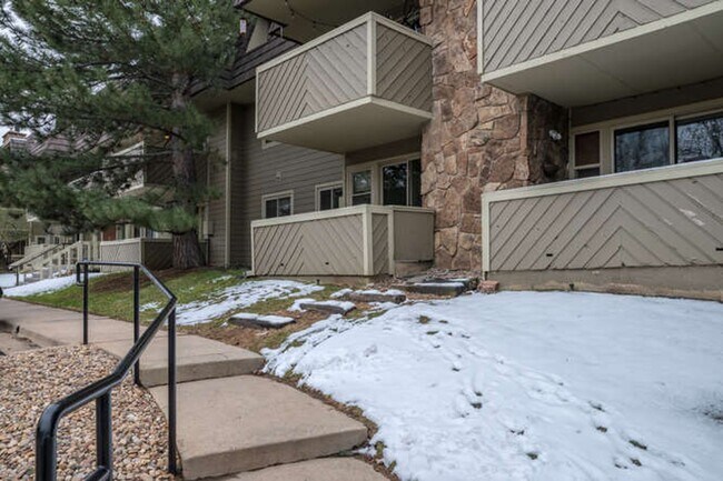 Foto del edificio - Charming  2 Bed 2 Bath Main Floor Condo Available June 12!