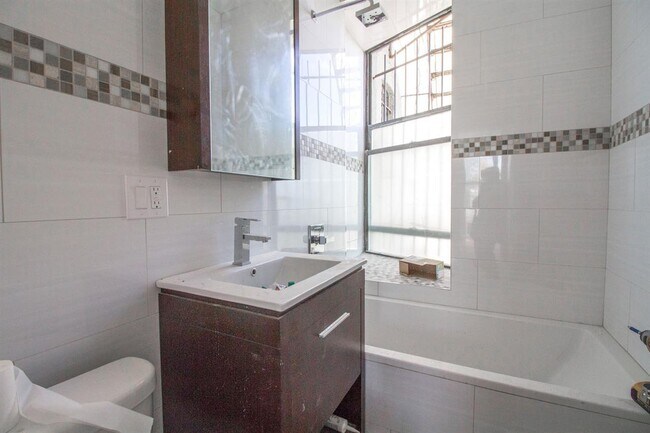 Foto del edificio - 680 Monroe St