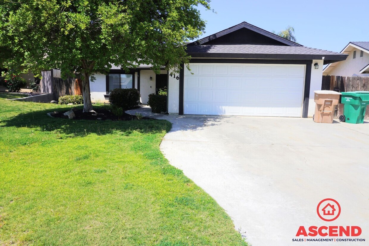 Foto principal - Beautiful Home Located in Oildale!