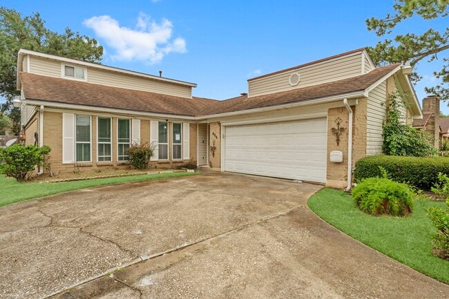 Foto del edificio - 606 Pinebrook Ln