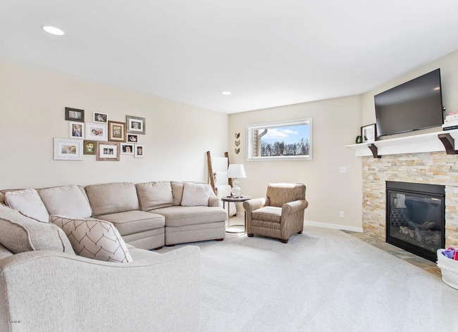 Building Photo - Rent this 5 bedroom house in Timberline Ac...