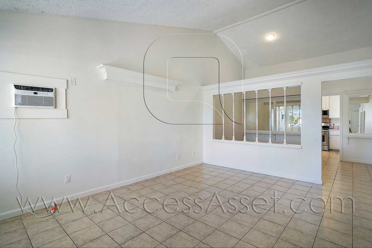 Primary Photo - Spacious 4 Bed / 2 Bath Home In Beautiful ...